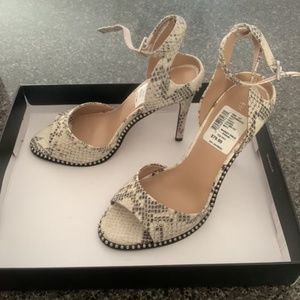 BCBG size 7 snakeskin heels